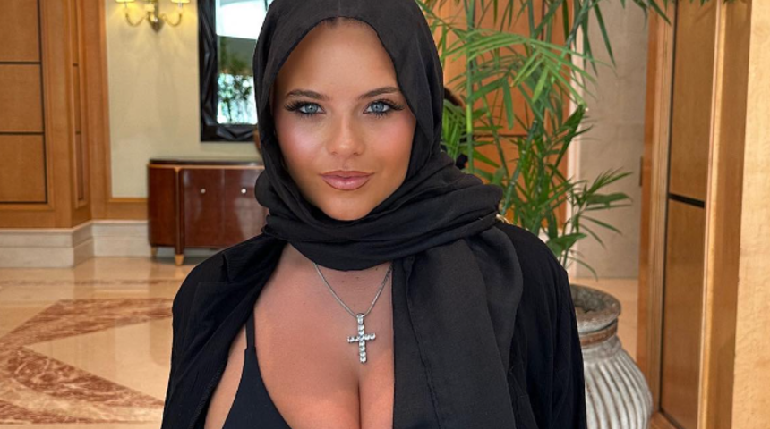 Sosyal medya fenomeni Apollonia Llewellyn bikini altının iplerini bollaştırınca bile bile frikik verdi