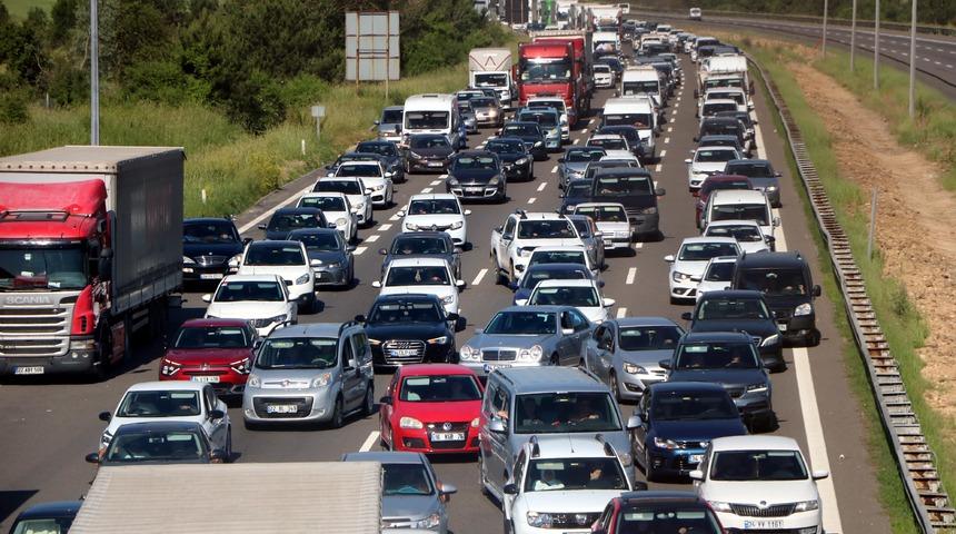  Anadolu Otoyolu ve D-100 kara yolunun Bolu kesiminde Kurban Bayramı tatili yoğunluğu! Zaman zaman trafik durma noktasına geldi, kavga da çıktı