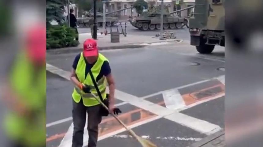 Rusya yangın yerine döndü o temizliğe devam etti! Sosyal medya bu görüntüleri konuşuyor...