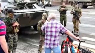 Sokaktaki tankları görünce Rus vatandaş Wagner askerlerine tepki gösterdi! “Neden ortalığı karıştırıyorsunuz?”