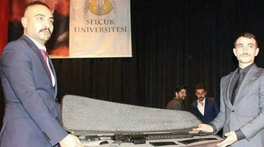 &Uuml;niversitede d&uuml;zenlenen etkinlikte 'silah' hediye edildi! Tepkiler sonrası a&ccedil;ıklama geldi