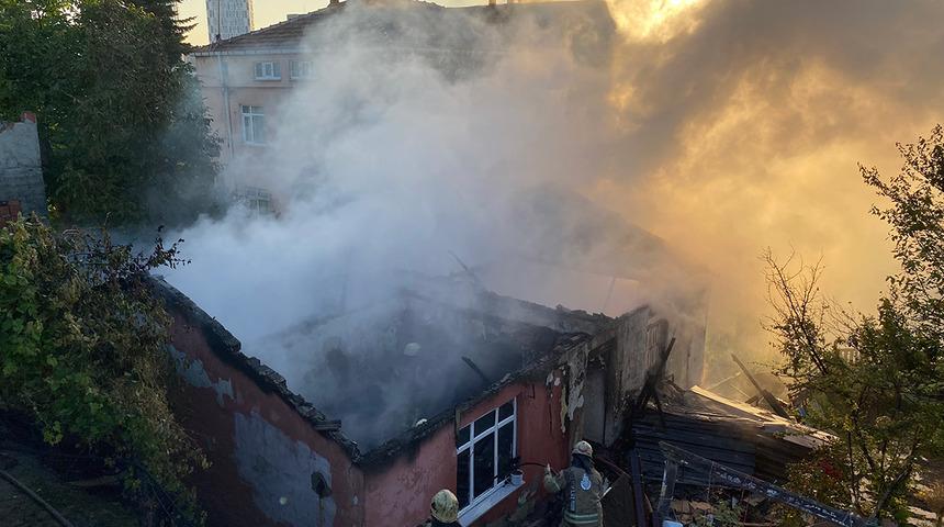 İstanbul'da sabaha karşı panik! Ölüme ramak kala... Gecekonduda yangın çıktı, evini o halde görünce yüreği kaldırmadı
