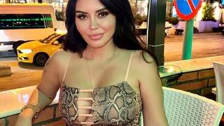 Ebru Polat bluzunun ince askısının azizliğine uğradı! Derin dekolteyle zor anlar yaşadı