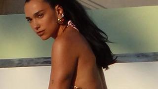 Dua Lipa beyaz sütyeniyle poz verdi! Görenler Giymesen de olurmuş dedi