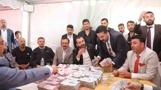 Aşiret düğünü klasiği... 5 bin kişi katıldı, takı töreni 5 saat sürdü! Geline 4 kilo altın, damada 6 milyon TL takıldı