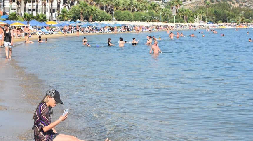 Bodrum'a 60 saatte 60 bin araç geldi, adım atacak yer yok! Tatilciler plajlara koştu