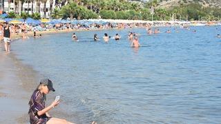 Bodrum'a 60 saatte 60 bin araç geldi, adım atacak yer yok! Tatilciler plajlara koştu