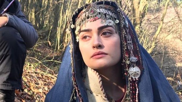 Esra Bilgiç yeni dizisinin setinden paylaştı! Ata Demirer ile poza beğeni yağdı