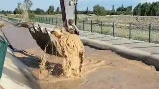 Kepçe operatöründen alkışlanacak hareket: Boğayı tek seferde kurtardı!