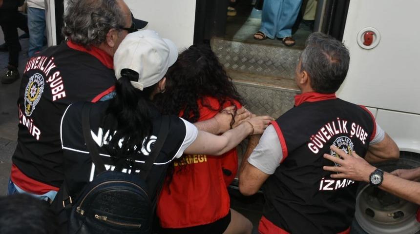 İzmir’de LGBT yürüyüşüne polis müdahalesi! Çok sayıda gözaltı var