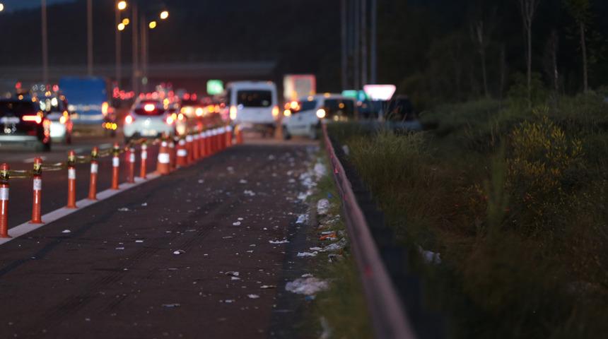 Tepki çeken görüntüler... Bolu'da, tatilcilerin geçtiği otoyolda çöpleri kaldı!