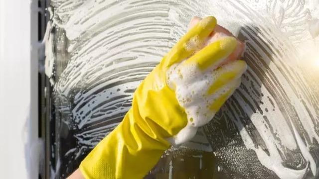 Bayram temizliği için olmazsa olmaz temizlik hilesi! Camlarınız pırıl pırıl parlayacak