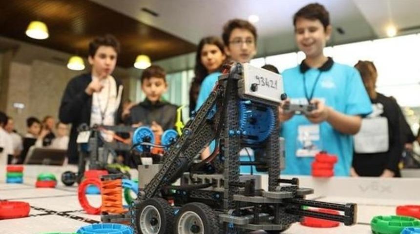 Geleceğin robot tasarımcıları "VEX IQ Off Season Robotik Turnuvası"nda