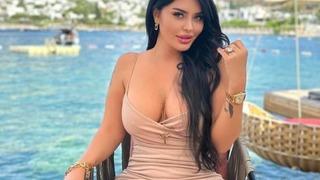 Az kalsın göğsü açılacaktı! Ebru Polat bu sefer de süper minisiyle verdiği pozu sansürledi