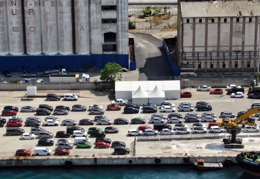 Sıfır otomobilde yeni d&ouml;nem! Haydarpaşa Garı&rsquo;ndaki o g&ouml;r&uuml;nt&uuml;ler dikkat &ccedil;ekti: Yaklaşık 15 g&uuml;nd&uuml;r&hellip;