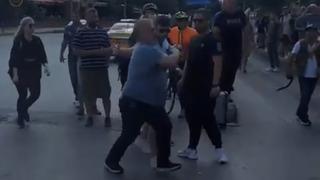 Kavgayı ayırmak isterken olanlar oldu! Dükkandan keser alıp...