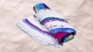 Yumuşaklığıyla sizi sarıp sarmalayacak, üzerinde yatmaya kıyamayacağınız rengarenk plaj havluları