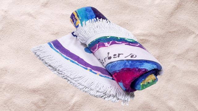 Yumuşaklığıyla sizi sarıp sarmalayacak, üzerinde yatmaya kıyamayacağınız rengarenk plaj havluları