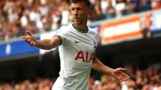 İsmi Fenerbahçe ile anılan yıldız oyuncu Ivan Perisic plaj voleybolunda görüntülendi, İrfan Can Kahveci transfer ateşini yaktı!