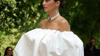 Kendall Jenner podyumda minicik elbiseyle yürüdü! Külodunun tasarımı dalga konusu oldu