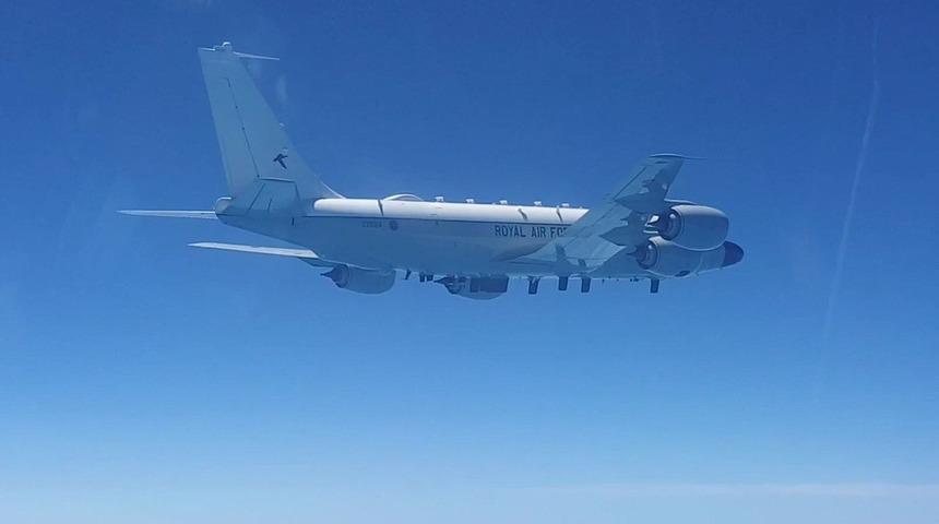 Karadeniz'de sıcak saatler! İngiliz uçakları engellendi