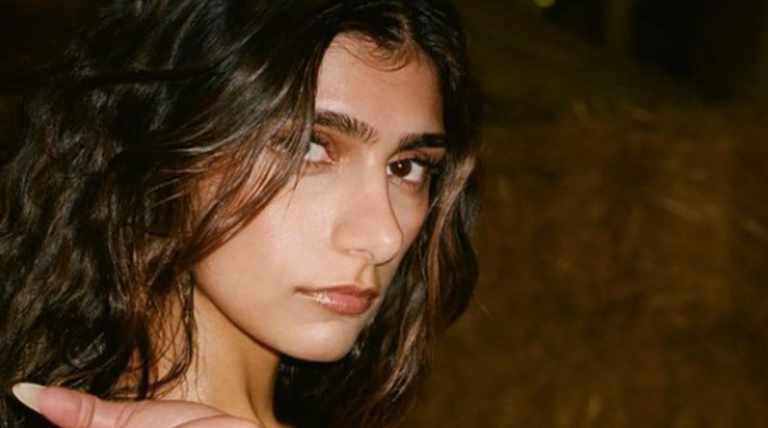 Mia Khalifa yine sınır tanımadı! Transparan kıyafetiyle vücut hatlarını belli etti... Göğüs uçlarını kalp emojisiyle kapattı