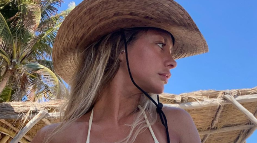 Sosyal medya fenomeni Pauline Tantot’un güzelliği manzaranın önüne geçti! Tişörtünü yukarı doğru kaldırarak şov yaptı