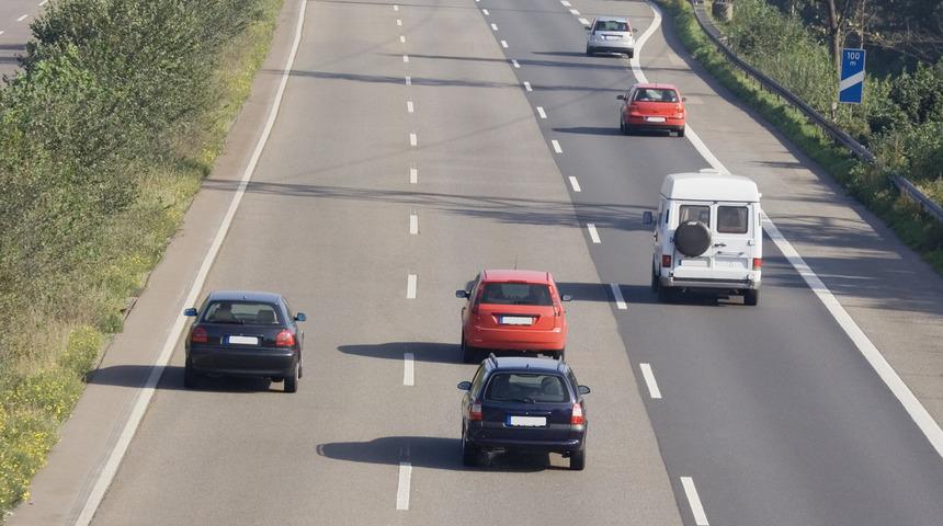 Şerit ihlali cezası ne kadar? 2023 Emniyet şeridi kullanma ve ihlal cezası