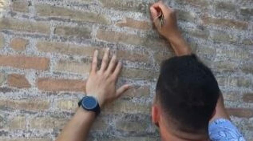 Sosyal medyada viral oldu: 2 bin yıllık yapıya adını kazıdı! 5 yıl hapis, 16 bin Euro ceza riski...