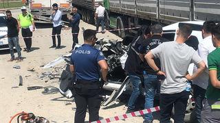 Denizli'de feci trafik kazası! Otomobil kağıt gibi ezildi