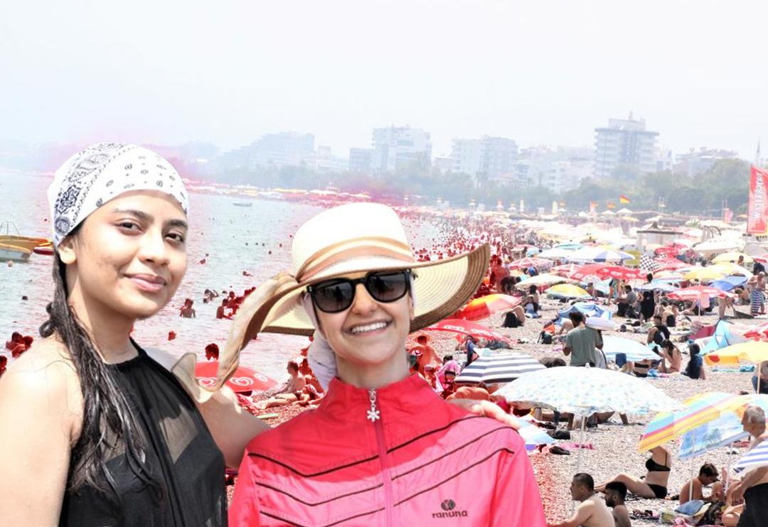 G&ouml;r&uuml;nt&uuml;ler Konyaaltı Sahili'nden... Tatilciler akın etti, adım atacak yer kalmadı! "Kendimi Hindistan'da gibi hissediyorum"