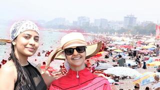 Görüntüler Konyaaltı Sahili'nden... Tatilciler akın etti, adım atacak yer kalmadı! Kendimi Hindistan'da gibi hissediyorum