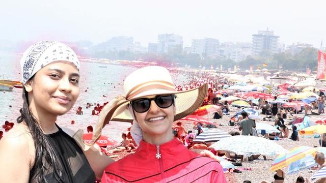 Görüntüler Konyaaltı Sahili'nden... Tatilciler akın etti, adım atacak yer kalmadı! Kendimi Hindistan'da gibi hissediyorum