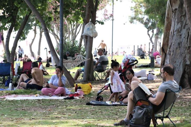 Görüntüler Konyaaltı Sahili'nden... Tatilciler akın etti, adım atacak yer kalmadı! "Kendimi Hindistan'da gibi hissediyorum" G1