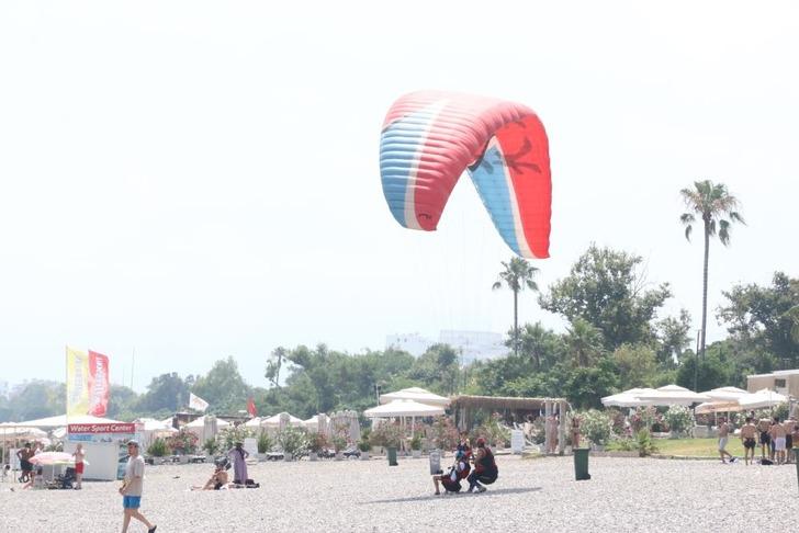 Görüntüler Konyaaltı Sahili'nden... Tatilciler akın etti, adım atacak yer kalmadı! "Kendimi Hindistan'da gibi hissediyorum" G2