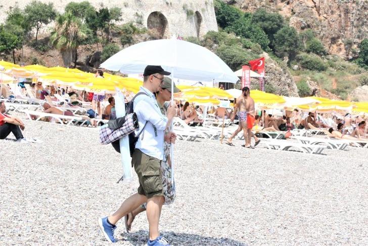 Görüntüler Konyaaltı Sahili'nden... Tatilciler akın etti, adım atacak yer kalmadı! "Kendimi Hindistan'da gibi hissediyorum" G4