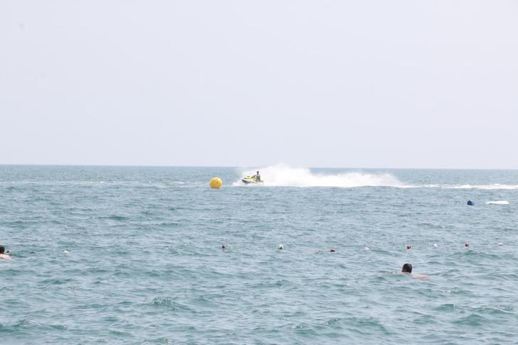 Görüntüler Konyaaltı Sahili'nden... Tatilciler akın etti, adım atacak yer kalmadı! "Kendimi Hindistan'da gibi hissediyorum" G5