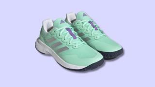 Fiyatı 1303 TL'ye düştü! Şık tasarımıyla ve kalitesiyle göz dolduran Adidas ayakkabıda indirim