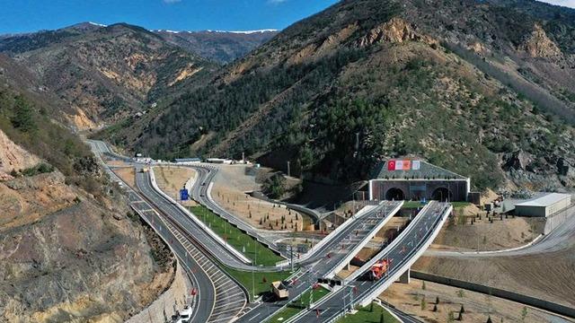 Bakan Uraloğlu açıkladı: 3 Mayıs'ta açılmıştı: Zigana Tüneli 251 bin 100 araca hizmet verdi