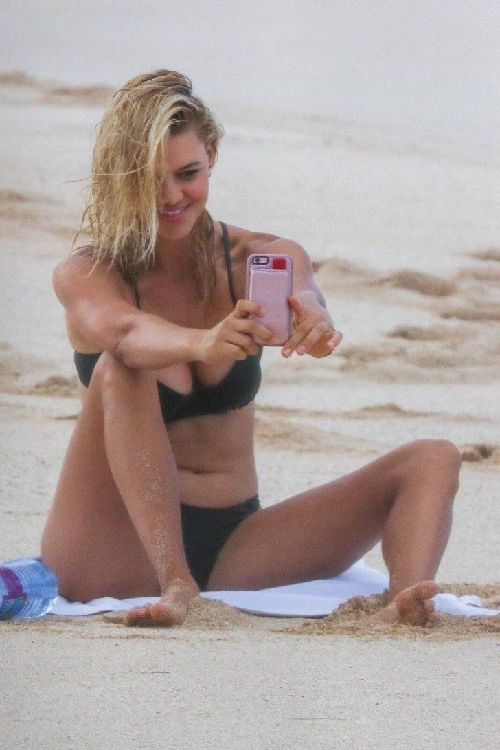 Kelly Rohrbach yoga öncesi üstsüz güneşlendi! G3