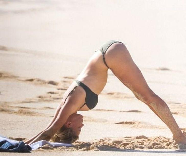 Kelly Rohrbach yoga öncesi üstsüz güneşlendi! G5