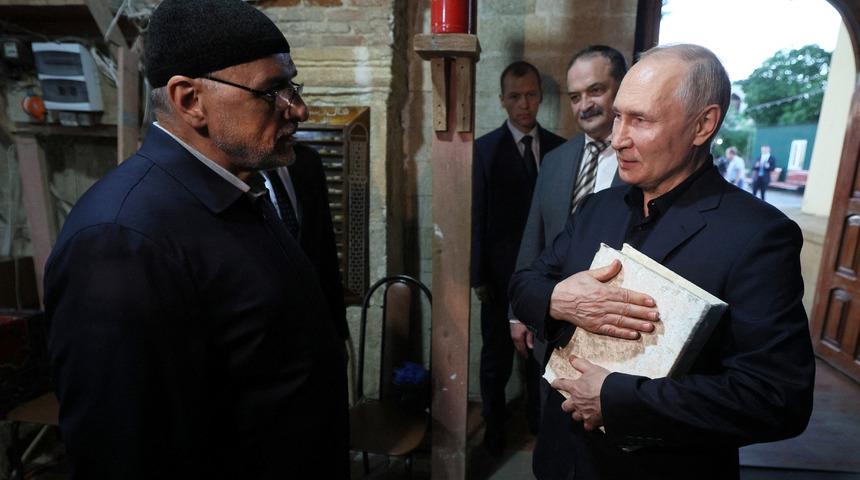 Putin'den cami ziyareti: Kur'an-ı Kerim'e saygısızlık Rusya'da suçtur