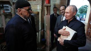 Putin'den cami ziyareti: Kur'an-ı Kerim'e saygısızlık Rusya'da suçtur