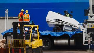 Titanik dalışında batan Titan denizaltısının enkazı çıkarıldı! Muşambalarla kaplı metal parçaları dikkat çekti