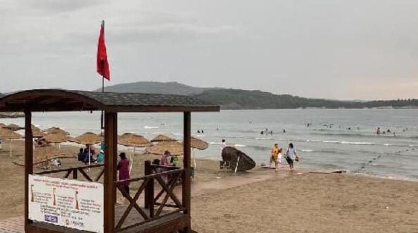 Kandıra sahillerinde bugün denize girmek yasaklandı