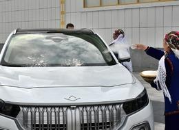 Togg’ların üzerine un serptiler! Türkmenistan’da yerli otomobil Togg böyle karşılandı