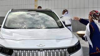 Togg’ların üzerine un serptiler! Türkmenistan’da yerli otomobil Togg böyle karşılandı