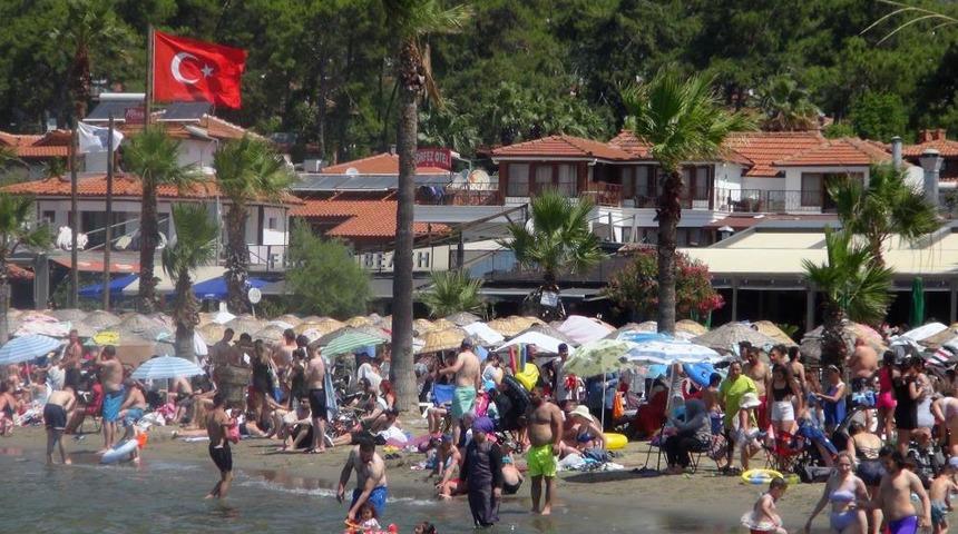 Sakin kent Akyaka'nın nüfusu 3 binden 100 bine ulaştı! Bayram tatilinde plajlarda insan seli yaşandı, yollar kilitlendi