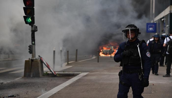 Fransa'da olaylar büyüyor! Sokaklar savaş alanına döndü, yasak ilan edildi