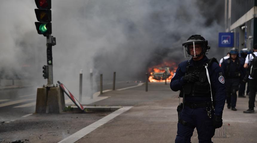 Son dakika: Fransa'yı karıştıran olay! 17 yaşındaki genç polisin açtığı ateşle öldürüldü! 4 şehirde sokağa çıkma yasağı getirildi